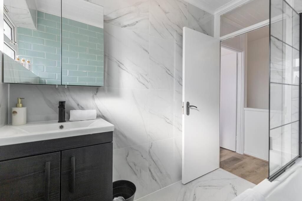 Shard View 2Br Next Tower Bridge Apartment London Exterior photo
